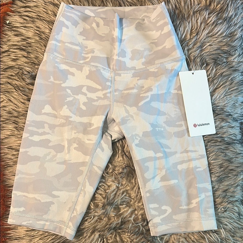 Lululemon White camo Wunder Under biker short 10in size 2